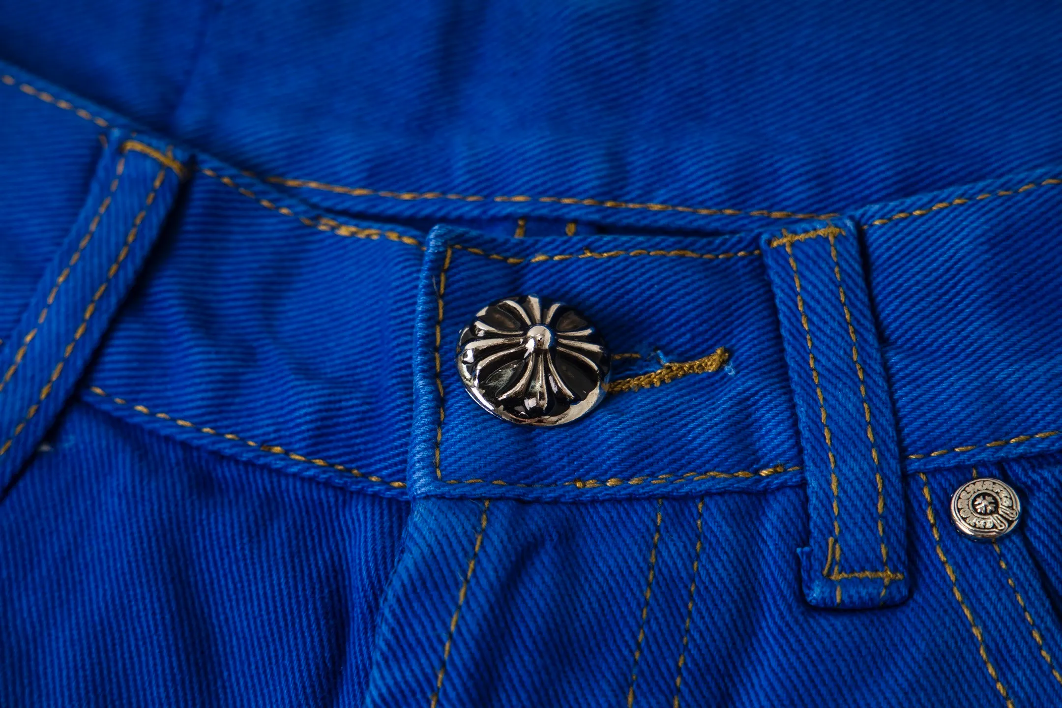 P270 💰 (Top version) Chrome hearts | ch Chrome hearts London limited dopamine blue leather jeans - charming dopamine personality jeans, indispensable for fashionistas, the same style for celebrities, and one touted by many bloggers. This new pair of pants is perfect in terms of shape and upper body. It is no exaggeration to say that making a pair of jeans is equivalent to the time of making 20 short-sleeved jeans. The fabric is made of high-quality imported denim. It has a unique high-end texture. I am very satisfied with it after washing and proofing several times. Color: dopamine blue Size: 28-30-32-34 (corresponds to S-M-L-XL)